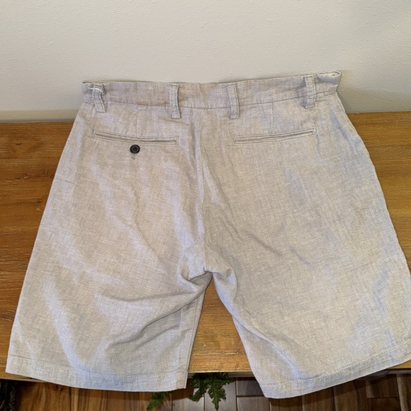 Men’s Gray Linen Shorts - Picture 2 of 4